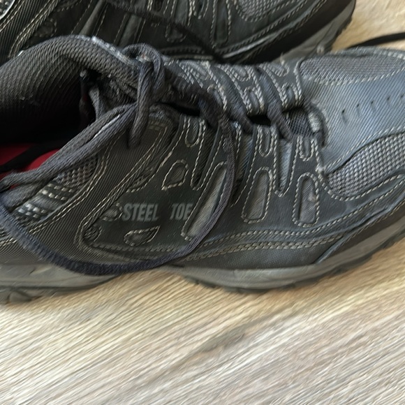 Skechers steal toes non slip black shoes with comfort layer - Picture 3 of 3